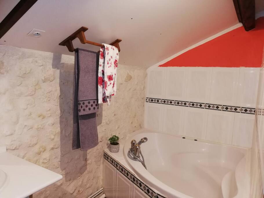 Maison Charentaise A La Campagne Becheresse Eksteriør bilde